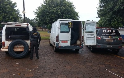 Dois veículos foram apreendidos pelo DOF carregados com pneus contrabandeados do Paraguai durante a Operação Hórus