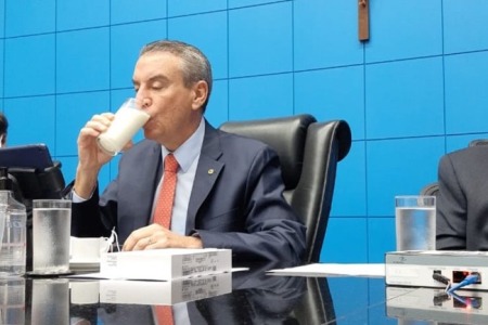 Deputados aderem ao “Desafio do Leite” e destacam valorização da cadeia produtiva