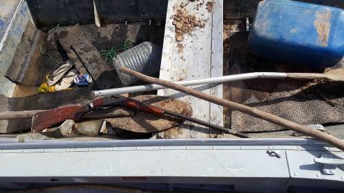 PMA de Corumbá surpreende dois em pesca predatória, um atira na guarnição e eles fogem pela mata, abandonando embarcação, motor e espingarda
