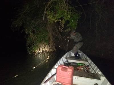 Polícia Militar Ambiental surpreende dois pescadores fazendo arrastão com redes no rio Miranda
