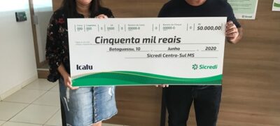 Sicredi Centro-Sul MS entrega prêmio a associada de Bataguassu ganhadora no sorteio do Seguro de Vida