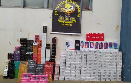 Mais se 130 aparelhos de telefone celular foram apreendidos pelo DOF dentro de pneu de carreta durante a Operação Hórus