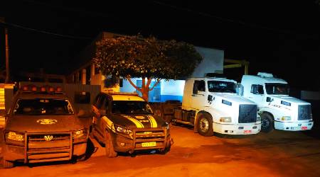 Dois Cavalos Mecânicos Volvo que seguiam para o Paraguai foram apreendidos pelo DOF durante a Operação Hórus