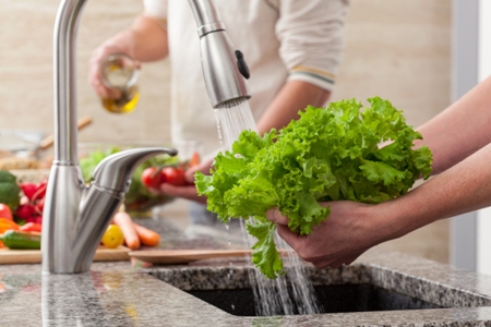 Higienizar alimentos e embalagens corretamente é essencial para conter a contaminação de Covid-19