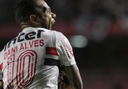 Daniel Alves tem o desafio de permanecer incansável no retorno do São Paulo