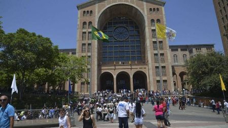 Santuário de Aparecida volta a receber fiéis após quatro meses fechado