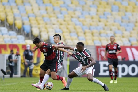 Flamengo vence Fluminense na primeira partida da final do Carioca
