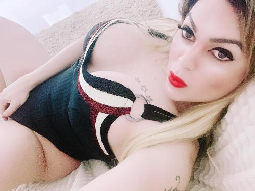 Celebrando a mulher empoderada que é, Rafaela Bellucci posa sensual na quarentena