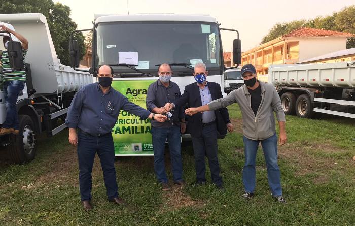 Prefeitura de Caracol recebe novo caminhão basculante em Campo Grande