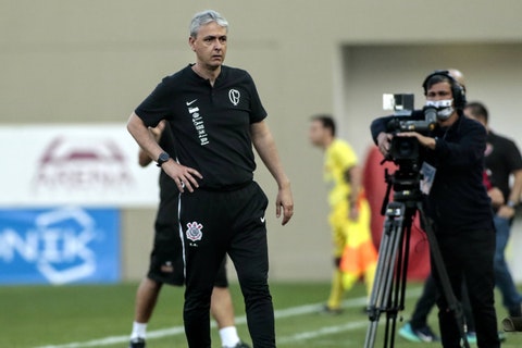 Tiago Nunes crê em evolução do Corinthians, mas lamenta imediatismo