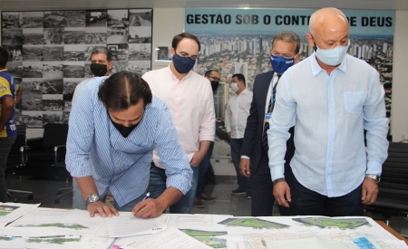 Assinado convênio de emenda parlamentar para construção de duas praças esportivas na Capital