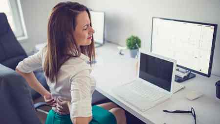 Isolamento social e trabalho em casa geram reclamações de dores nas costas