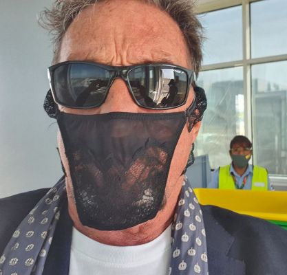 John McAfee diz ter sido preso por usar calcinha como máscara