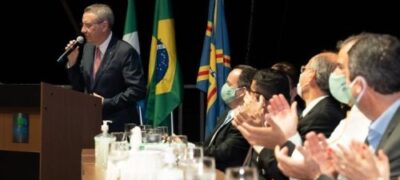 Durante formatura em sistema drive thru, presidente da ALEMS destaca valor do ensino