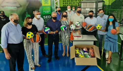 Fundesporte distribui kits esportivos durante entrega de escola reformada pelo Governo em Maracaju