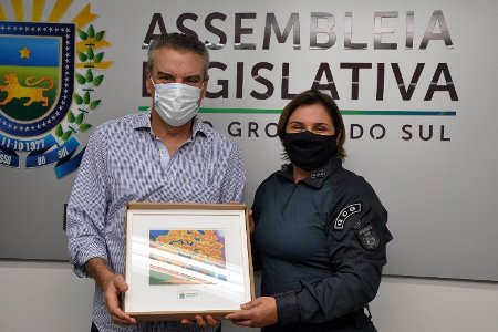 ALEMS homenageia primeira mulher a chegar ao posto de coronel na PM de MS
