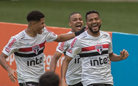 Volpi pega 2 pênaltis, e São Paulo goleia o Flamengo no Maracanã