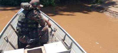 Polícia Militar Ambiental surpreende pescadores armando petrechos ilegais na fronteira e eles fogem em território Paraguaio