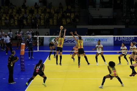 Praia Clube bate o Sesc Flamengo no Guanandizão e fica com título da Supercopa de Vôlei feminina