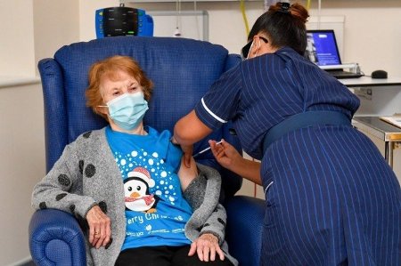 Mulher de 90 anos é a primeira a ser vacinada contra a covid-19 no Reino Unido