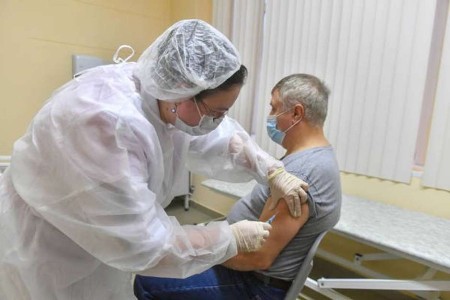 Rússia começa vacinação em massa contra covid-19