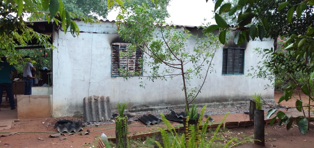 Casa pega fogo no Assentamento Barra do Itá em Bela Vista