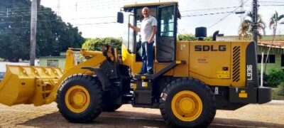 Prefeito de Caracol Manoel Viais comemora conquista de Pá Carregadeira