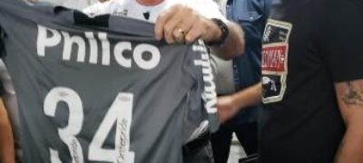Douradense João Paulo, goleiro do Santos entrega camisa autografada a Bolsonaro em jogo beneficente