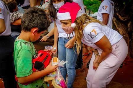 Energisa ilumina natal de famílias carentes com doação de alimentos
