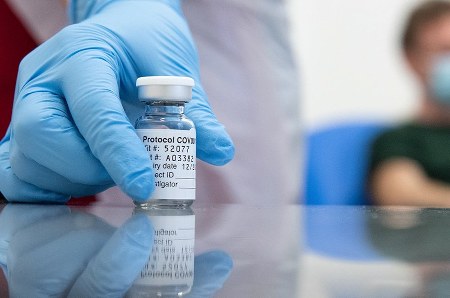 Publicada lei que destina R$ 1,9 bilhão para vacina de Oxford contra covid-19