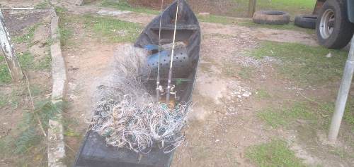 Polícia Militar Ambiental surpreende dois pescadores pescando com petrechos ilegais no rio Aquidauana e apreende canoa, redes de pesca, anzóis de galho e molinetes