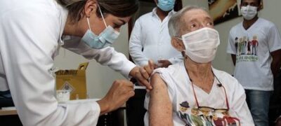 Vacinação de idosos acima de 80 anos começou nesta sexta, comemora Eduardo Riedel
