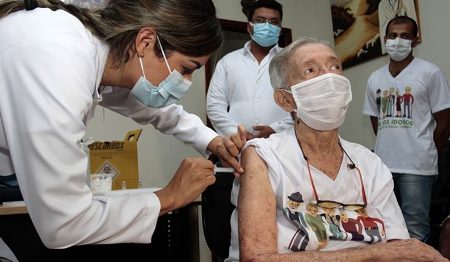 Vacinação de idosos acima de 80 anos começou nesta sexta, comemora Eduardo Riedel