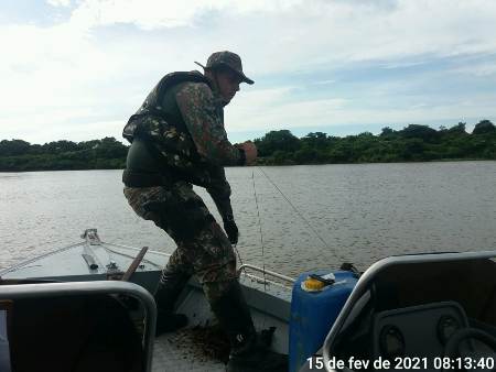 PMA de Porto Murtinho fiscaliza sete embarcações com 25 turistas em prática de pesque-solte e apreende espinheis e anzóis de galho no rio Paraguai e Apa