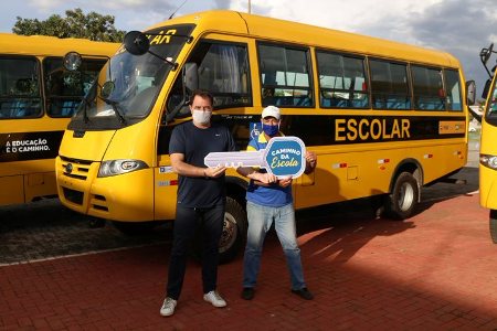 Alunos sul-chapadenses contam com oito novos ônibus para transporte escolar: Investimento do Executivo foi de quase R$ 2 milhões