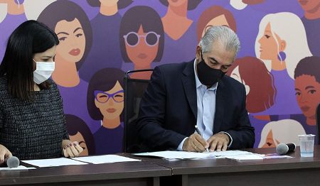Reinaldo Azambuja assina decretos que fortalecem políticas públicas para as mulheres