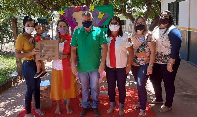 CEIM Zulmira Ossuna presta homenagem às Mulheres e entrega Kits Escolares