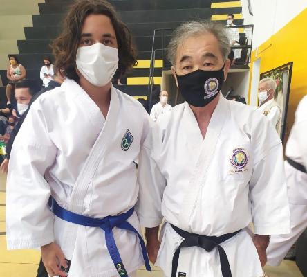 Carateca Enzo Bassi fala de sua satisfação de poder treinar com um dos senseis mais importantes do país