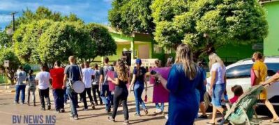 Caminhando e cantando pelas ruas de Bela Vista, membros da Igreja Assembleia de Deus Missões fazem momento de oração no Hospital São Vicente de Paula