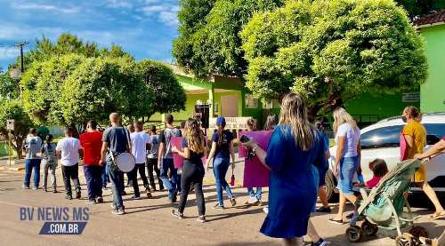 Caminhando e cantando pelas ruas de Bela Vista, membros da Igreja Assembleia de Deus Missões fazem momento de oração no Hospital São Vicente de Paula