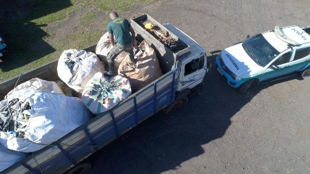 PMA de Mundo Novo prende dois paraguaios por contrabando e crime ambiental e caminhão com 9 toneladas de sucatas de baterias e 1.500 kg de alumínio