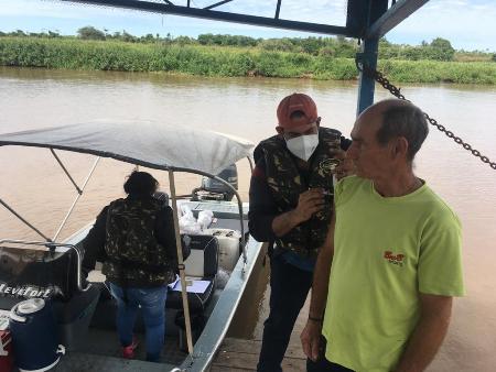 Polícia Militar Ambiental de Miranda auxilia às Secretarias Estadual e Municipal de saúde na vacinação das populações tradicionais ribeirinhas do rio Miranda