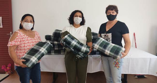 A primeira-dama de Caracol, Duda Pagliosa doou tecido para a confecção de cobertores para o Hospital Beneficente Rita Antônia Maciel Godoy.