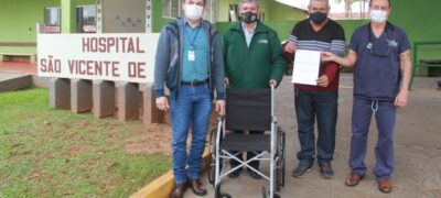 Vereador Hemerson Buiu doa cadeira de rodas para hospital São Vicente de Paula