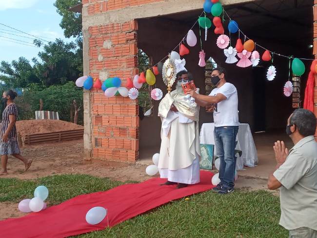 Santíssimo visita às comunidades nesse dia de Corpus Christi