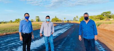 Vereadores Marquinhos, Oraldino e Edinho visitam obra de pavimentação asfáltica da estrada das Caieras