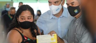 Paulo Corrêa entrega cartões do Mais Social aos primeiros beneficiários