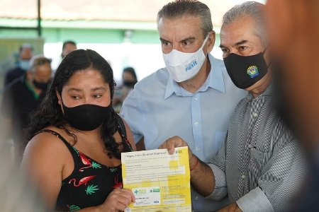 Paulo Corrêa entrega cartões do Mais Social aos primeiros beneficiários