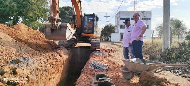 Prefeito de Caracol Neco Pagliosa vistoria obras de drenagem do município