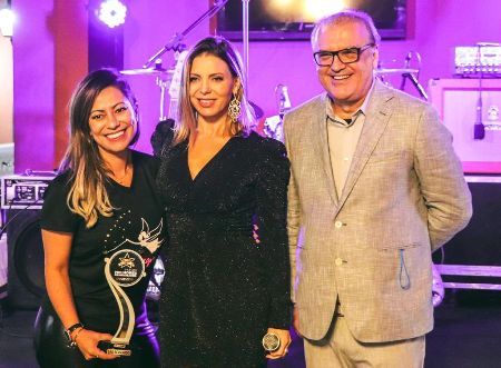 Sheila Mello esbanja beleza e simpatia em premiação de rede de clínicas de emagrecimento e estética em SP